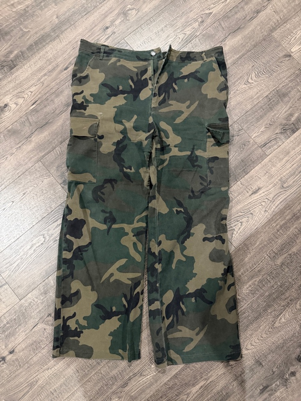 Women's Wide-Leg Cargo Pants - Green Camo